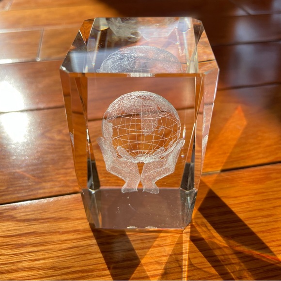 3D LASER ETCHED GLOBE IN HAND PAPERWEIGHT WITH GIFT BOX - Picture 3 of 9